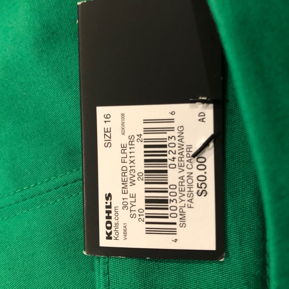 NWT Simply vera vera Wang capris
Kelly green
Perfect spring staple. - Picture 9 of 12